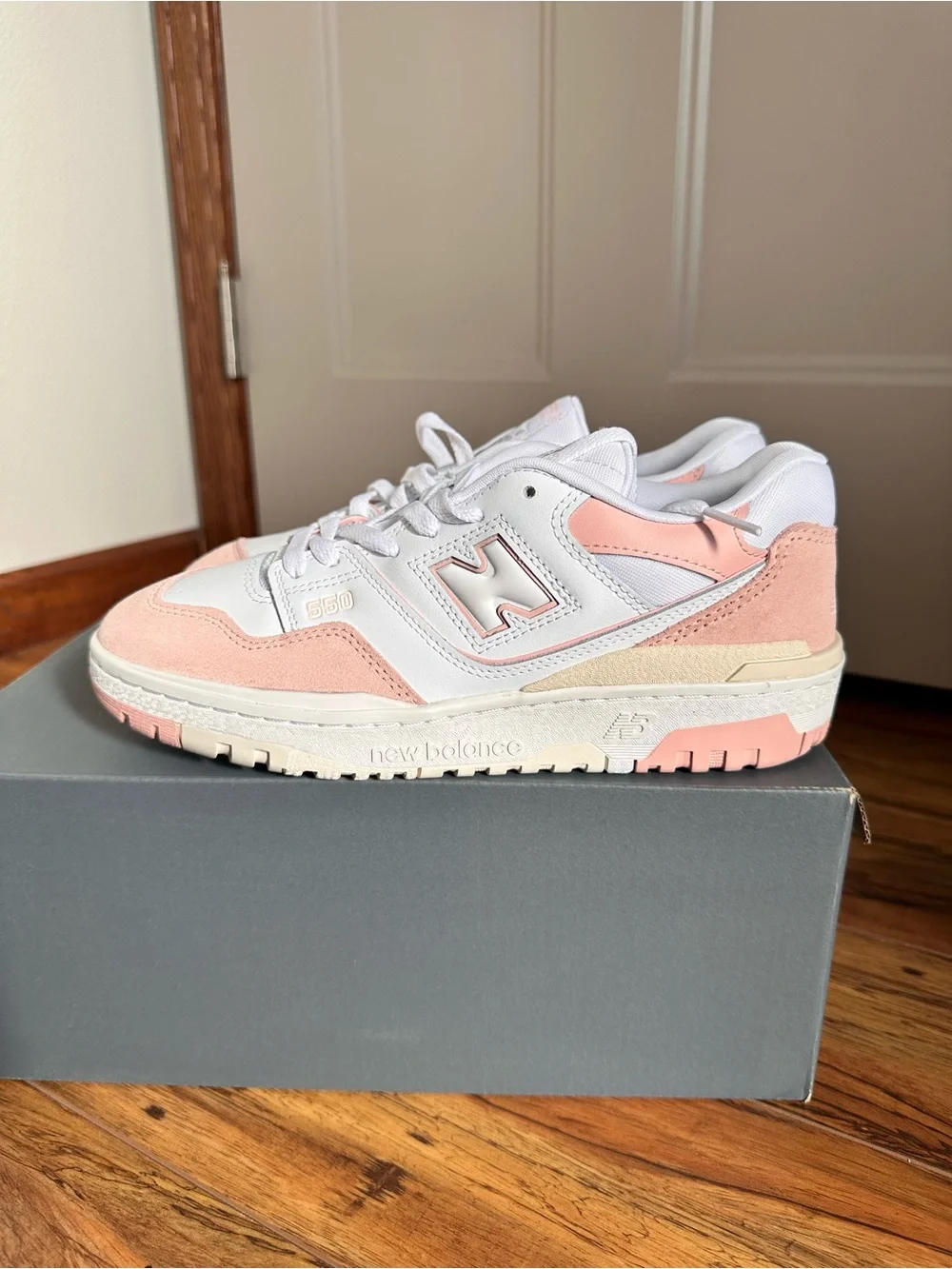 New Balance Big Kids Size 7 550 Low Top Sneakers in Pink Haze White